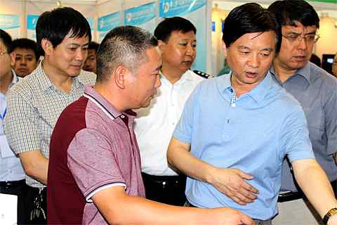 河北省副省长莅临XK星空体育展会参观